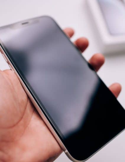 Como Aplicar Película Protetora no Celular sem Bolhas ou Poeira