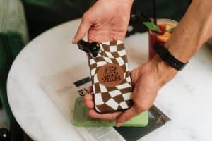 Como limpar e manter a capinha de celular sempre nova e sem manchas
