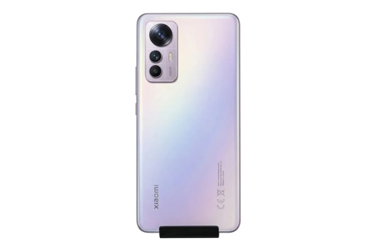Traseira do Xiaomi 12 Lite 5G com a camera tripla